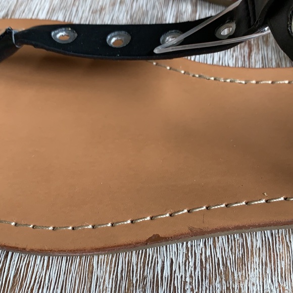 ๐ Guess Black Silver Grommet Sandals 9 NWOT - Picture 6 of 8